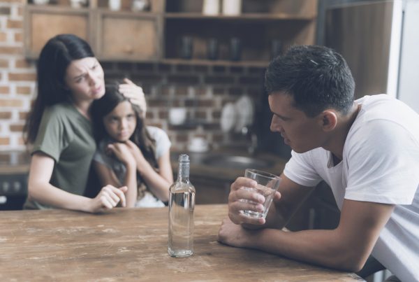 Czy alkoholizm jest dziedziczny? Geny, środowisko i wpływ na alkoholizm