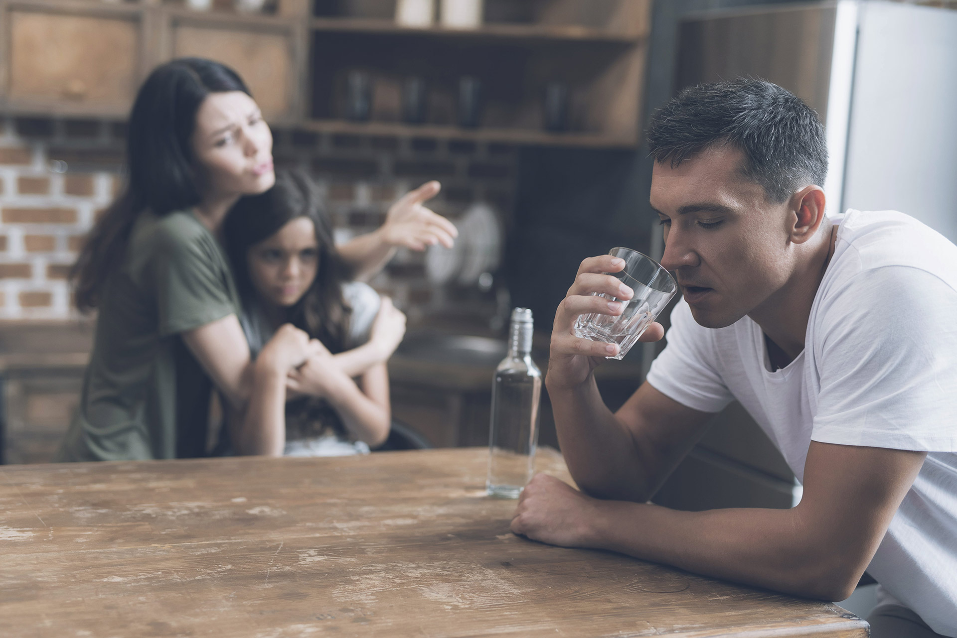 Czy alkoholik kocha swoją żonę i dzieci? Jak uzależnienie wpływa na relacje rodzinne