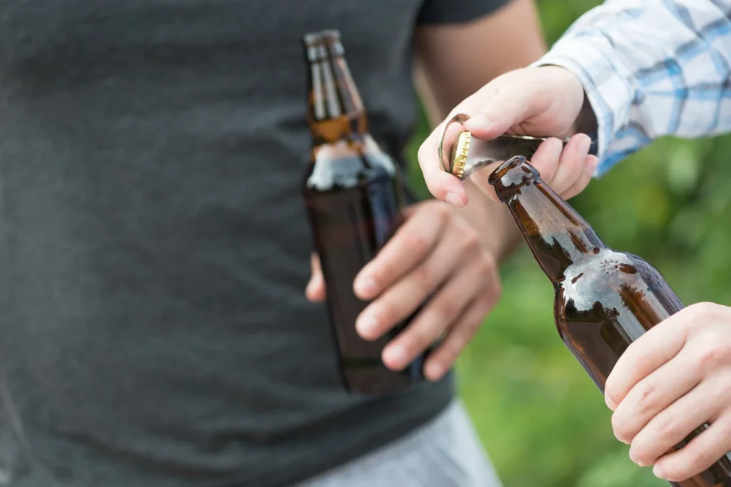 Spożywanie alkoholu po zastosowaniu wszywki alkoholowej – ryzyko reakcji disulfiramowej.
